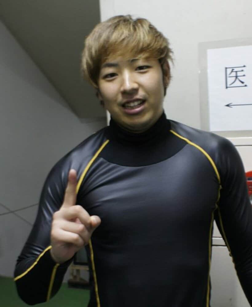  「決勝も１着！」とポーズする仁藤