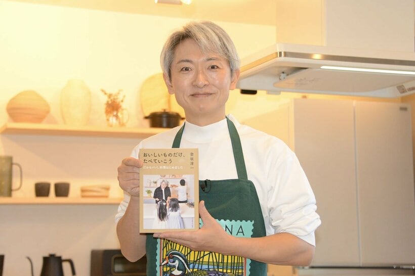 著書をアピールした登坂淳一アナ
