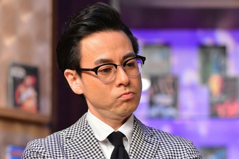 眼鏡がトレードマークの鈴木浩介