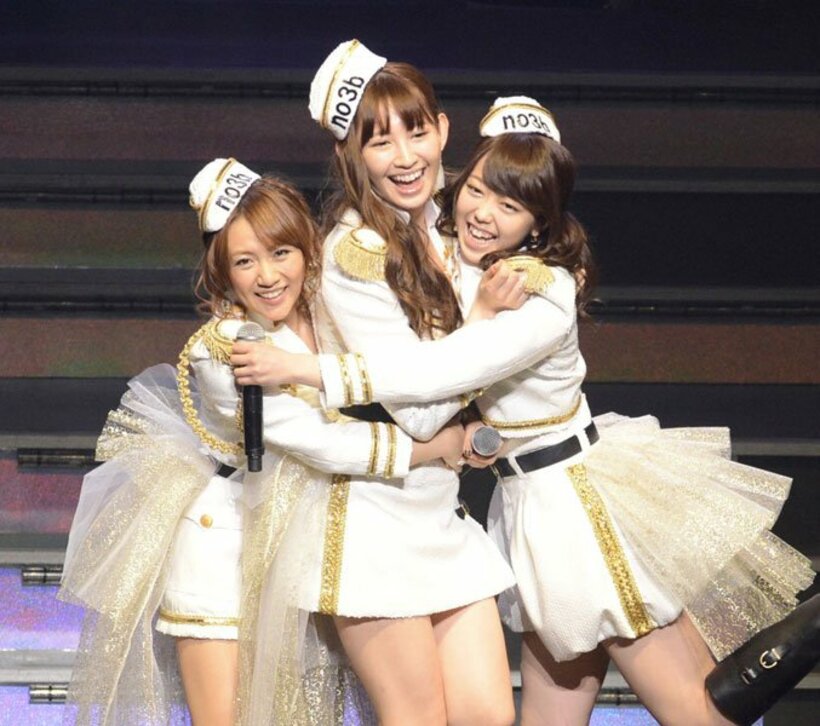  左からノースリーブスの高橋みなみ、小嶋陽菜、峯岸みなみ（2013年）