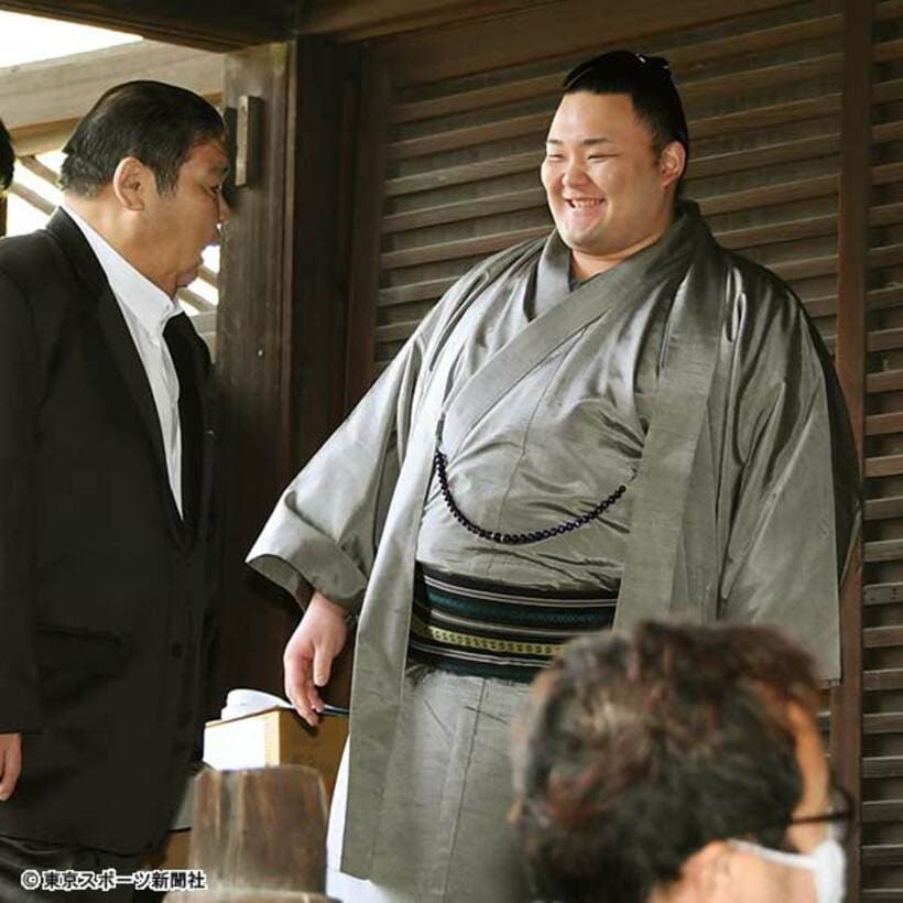  高砂親方（左）は愛弟子に大きな期待をかけている