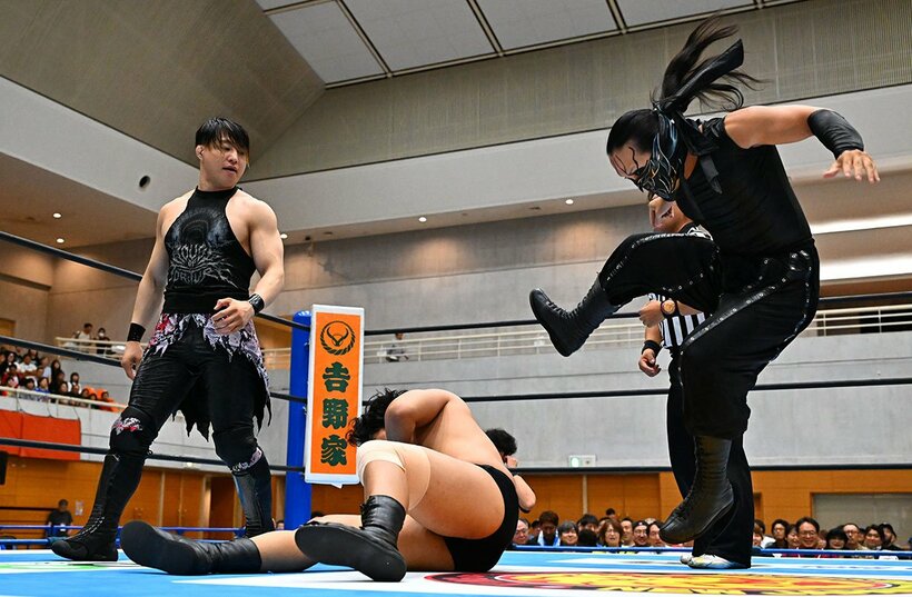 安田優虎(中)を２人がかりでいたぶるSHO(左)とDOUKI