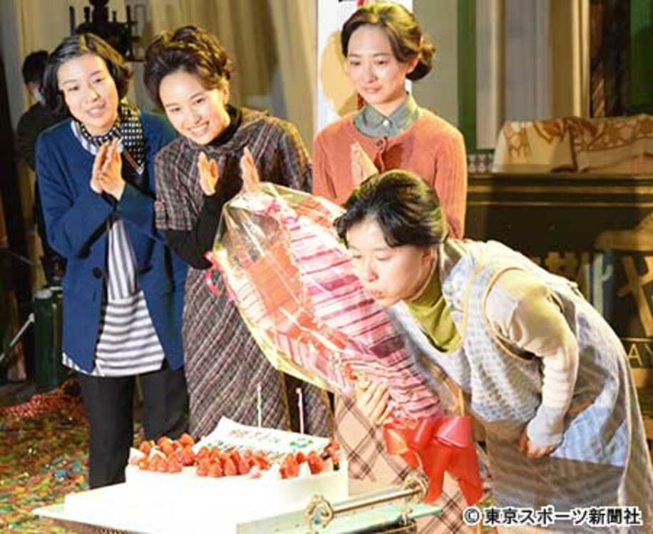 土村芳、百田夏菜子、谷村美月ら共演者からバースデーケーキを贈られた芳根京子（左から）