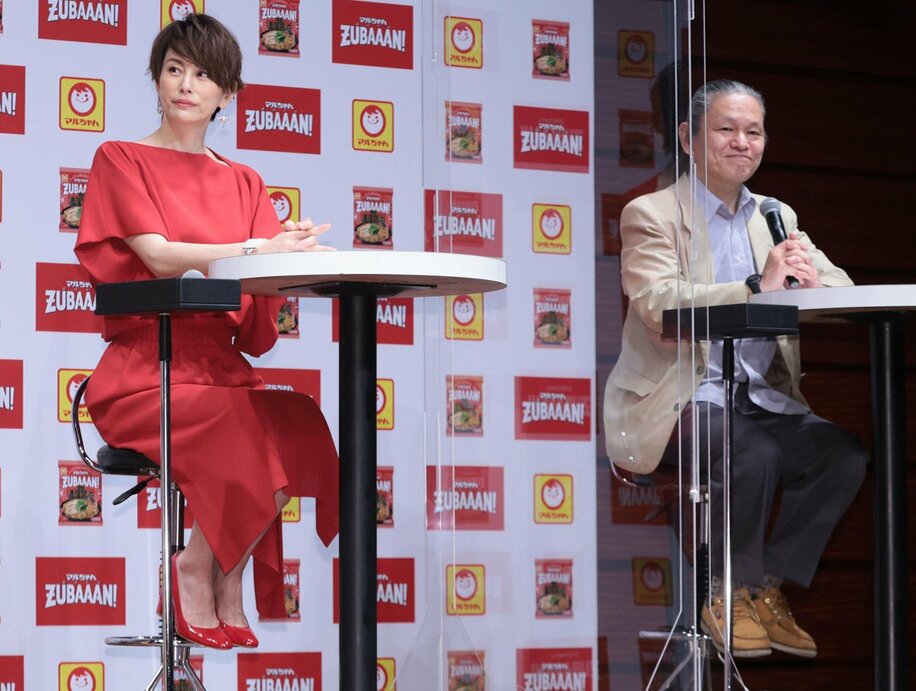  新商品発表会で米倉涼子（左）と〝共演〟した大山氏（東スポWeb）