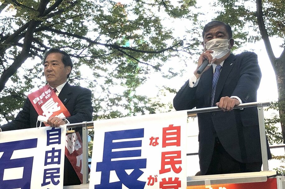  長島氏(左)の応援演説を行う石破氏（東スポWeb）