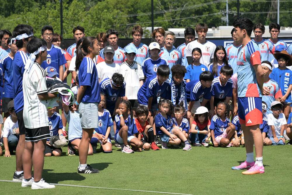 女子U-17女子日本代表・若月いずみからエールを送られた遠藤航(右)