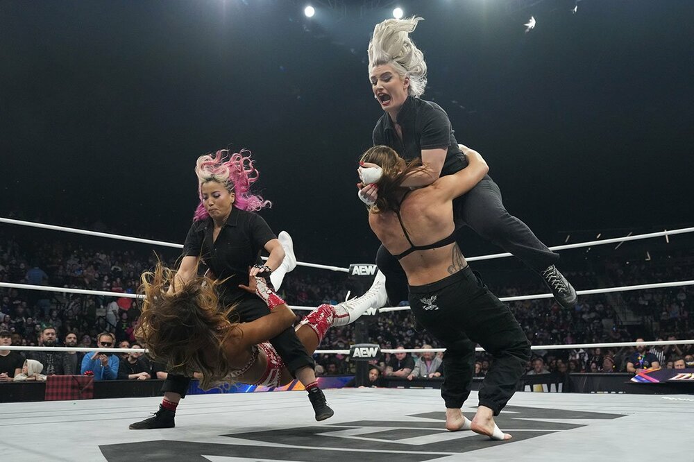 白川未奈（左上）はメーガン・ベインに、トニー・ストーム（右上）はマリーナ・シャフィールに同時攻撃(©All Elite Wrestling）