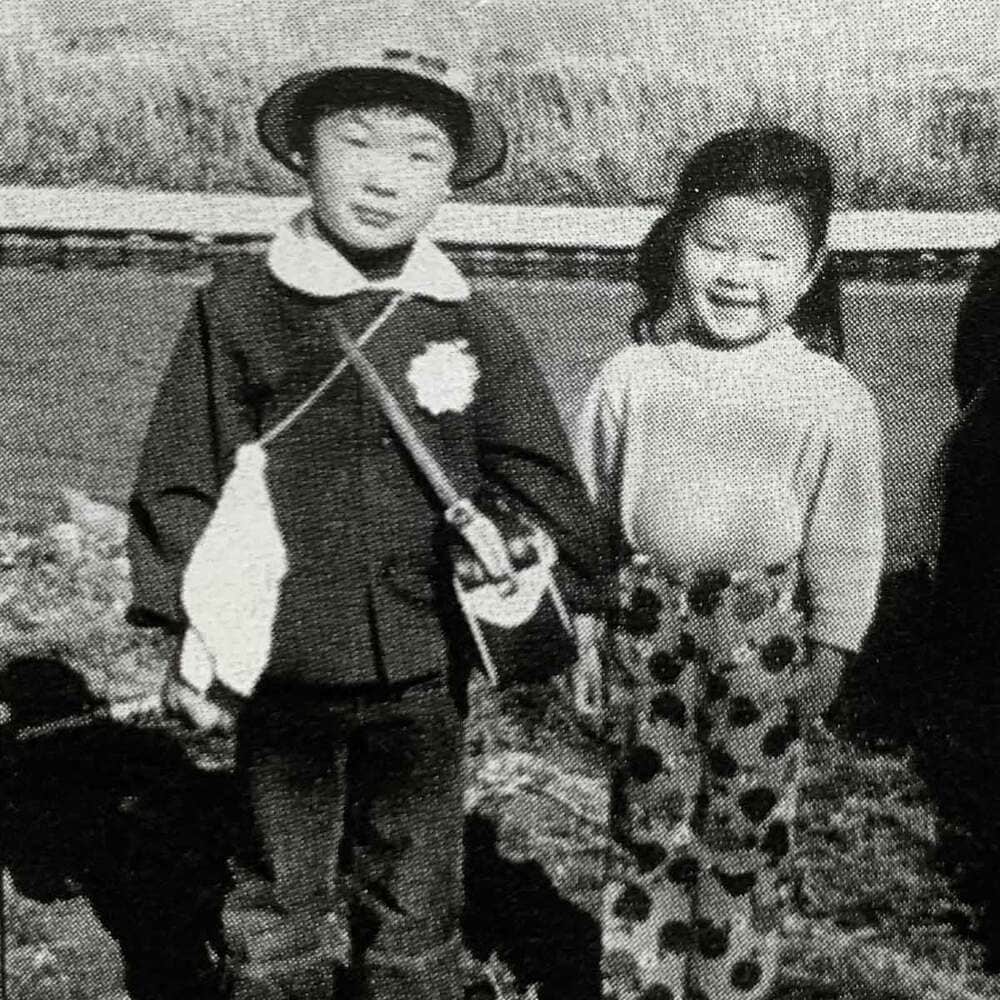 幼少期の桜庭(左)と妹。秋田の自宅付近にて(73年ごろ)
