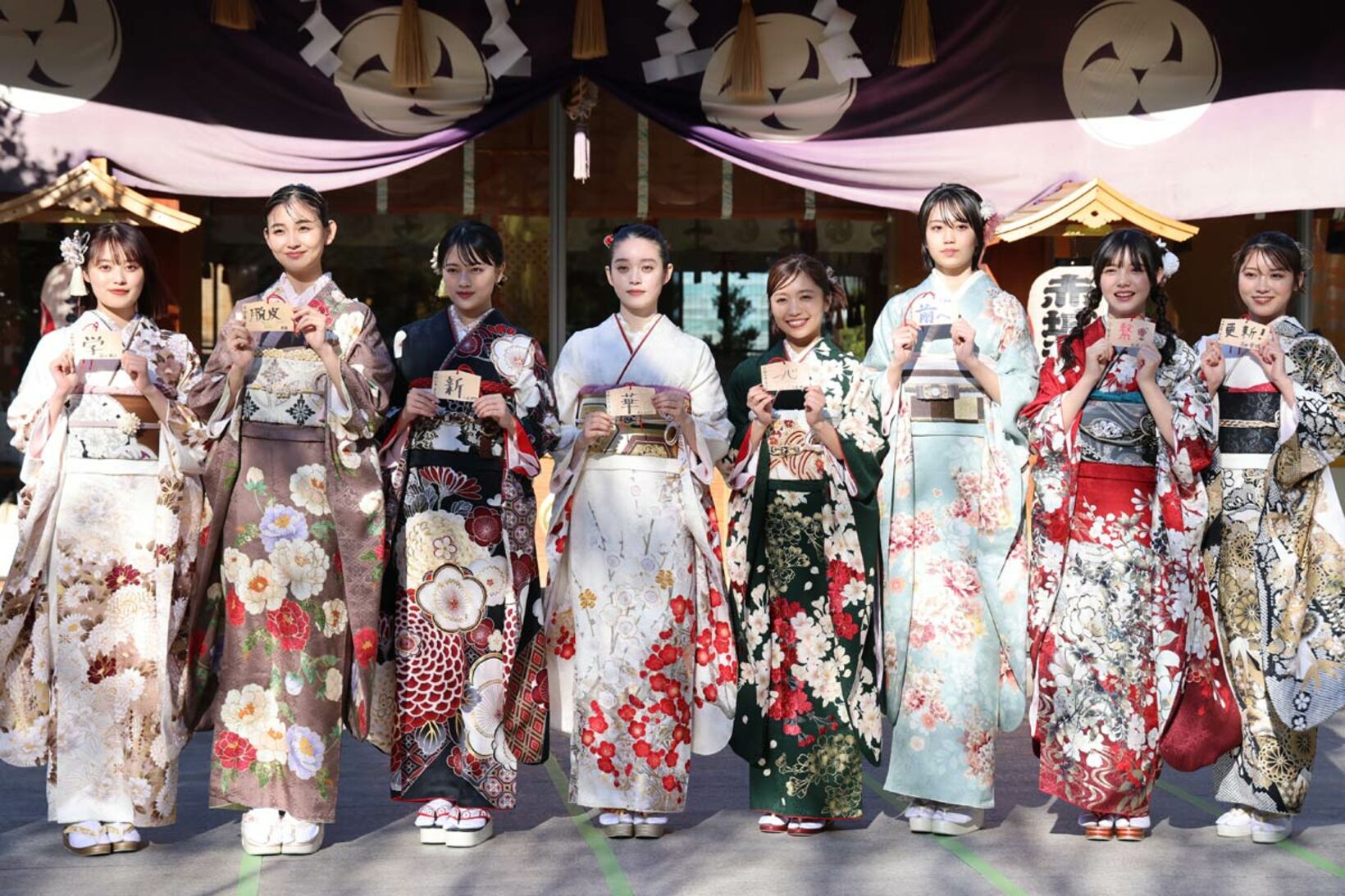 （左から）福山絢水、花音、上坂樹里、高石あかり、大原優乃、平美乃理、松尾そのま、古田愛理