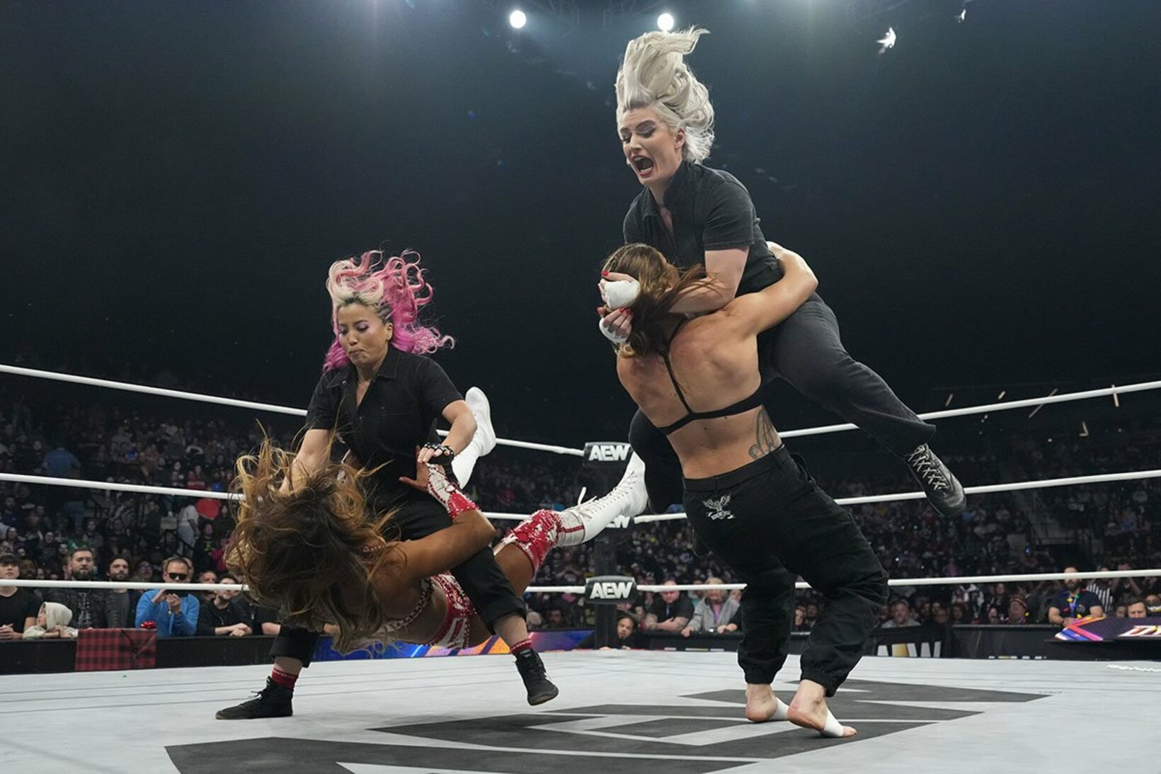 白川未奈（左上）はメーガン・ベインに、トニー・ストーム（右上）はマリーナ・シャフィールに同時攻撃(©All Elite Wrestling）