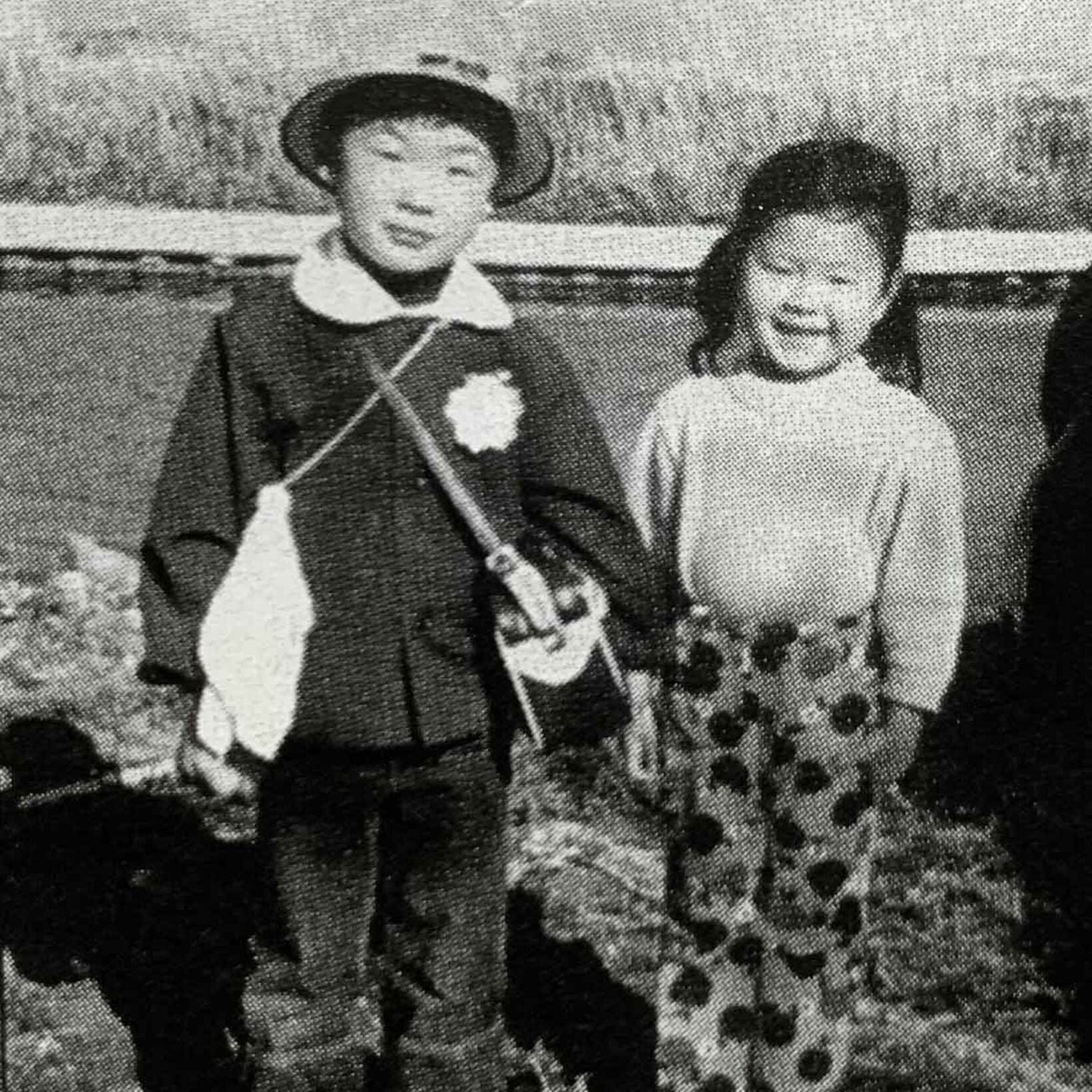 幼少期の桜庭（左）と妹。秋田の自宅付近にて（７３年ごろ）