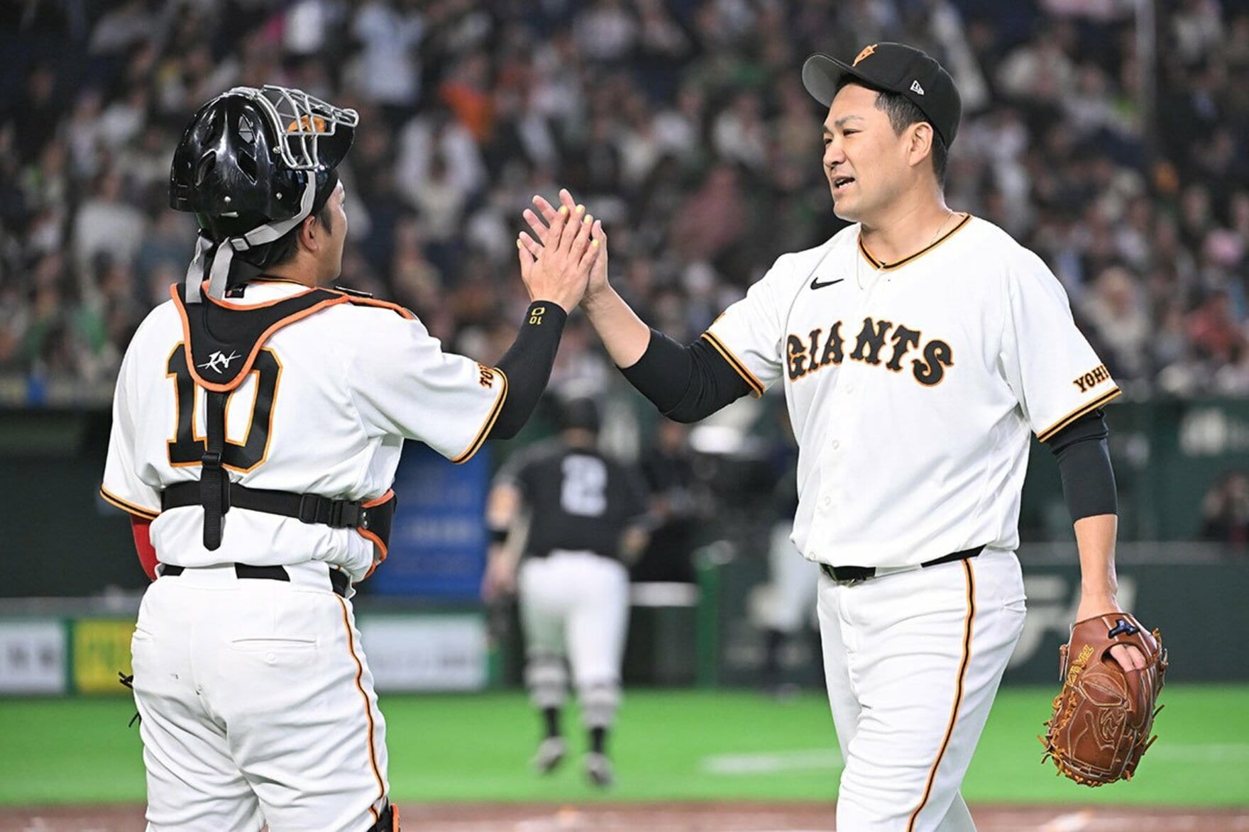 甲斐拓也（左）とハイタッチする田中将大