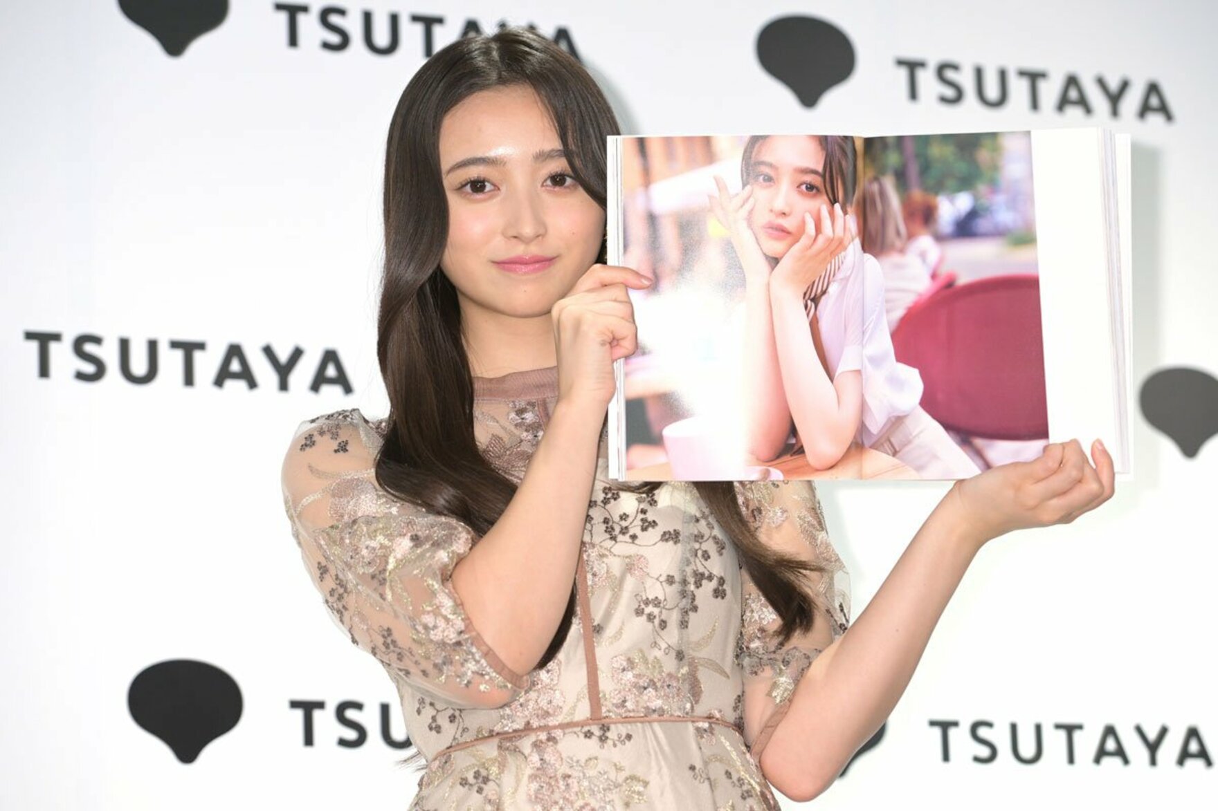 １st写真集の刊行記者会見に登場した乃木坂46の井上和