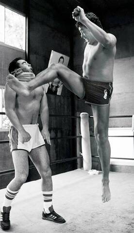  越中詩郎（左）を相手に〝ジャンボ流〟レッグラリアートを公開した鶴田（８３年７月６日、東京・砧の全日プロ道場）