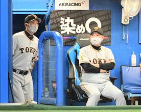  伊原氏は原監督（右）の阿部作戦コーチ（左）起用にも首をかしげる