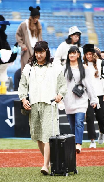  ファン感謝デーで女装に挑戦した奥川