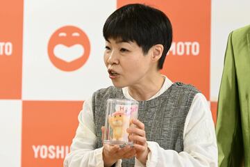 作品を見せる山田花子