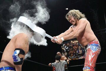 杉浦透をギターで殴る棚橋弘至（右）