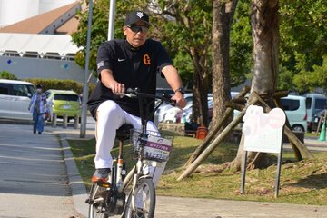 軽快にペダルをこぐ阿部監督
