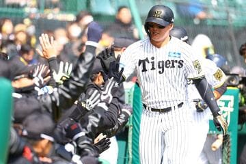 引き締まった表情でベンチに戻る前川