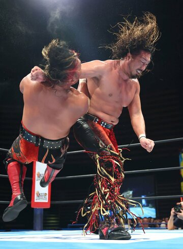 掟破りのパンピングボンバーも繰り出した辻陽太(右)