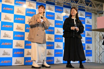 トークショーを行った高橋絵莉子（右）と三宅真央