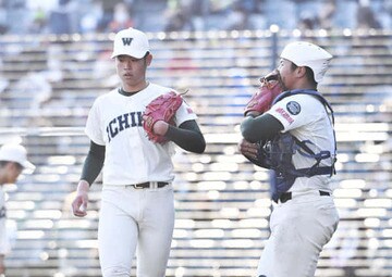  松川（右）と話す小園。あっけなく春は終わった…