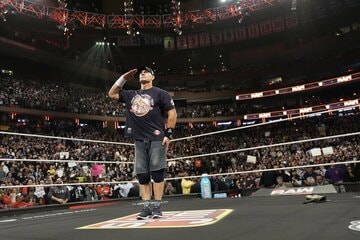 ジョン・シナはリング上で十八番の敬礼ポーズ　ⒸWWE