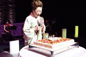 バースデーケーキをプレゼントされた大月みやこ