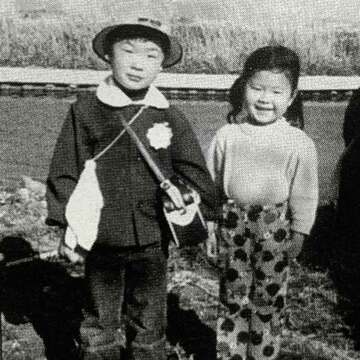 幼少期の桜庭（左）と妹。秋田の自宅付近にて（７３年ごろ）