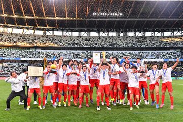 優勝に歓喜する神村学園の選手、スタッフたち