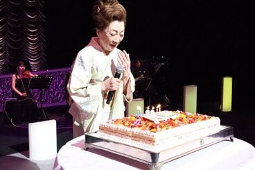 バースデーケーキをプレゼントされた大月みやこ