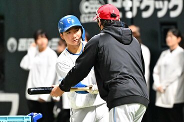 山縣（左）を指導する日本ハム・新庄監督