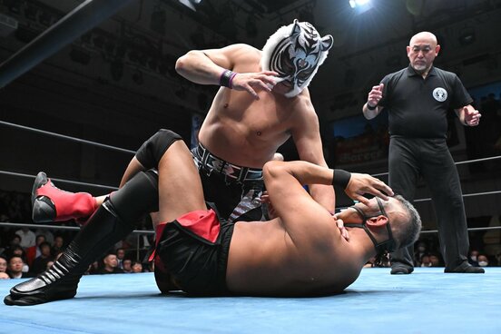 高橋〝人喰い〟義生(下)を攻めるスーパー・タイガー