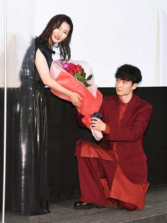  30歳前日の武田(左)にバラの花束をサプライズで渡す濱