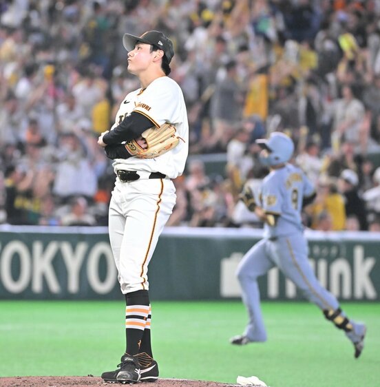 5回、阪神・立石正広(右)のプロ1号2ランを浴びた巨人・竹丸和幸