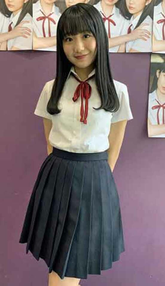  阿部夢梨（エイベックス提供、制服は私物ではありません）