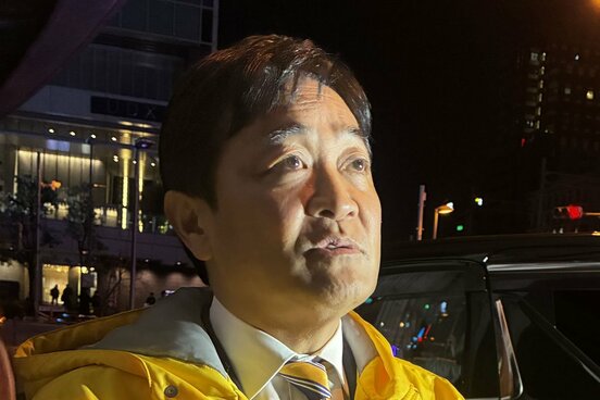 街頭演説後、取材に応じた玉木氏