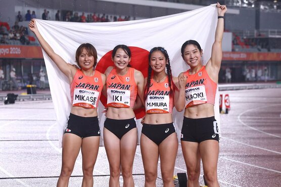 女子400mリレーで銅メダルを獲得した(左から)御家瀬緑、壹岐あいこ、三浦愛華、青木益未