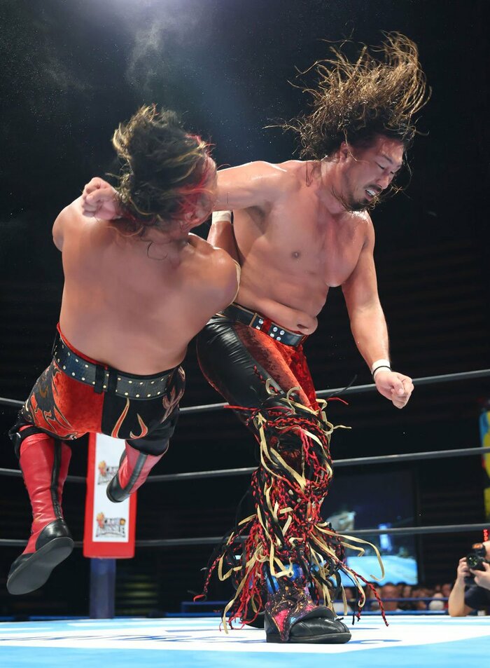 掟破りのパンピングボンバーも繰り出した辻陽太(右)