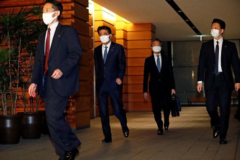  ＳＰを引き連れて歩く安倍首相（ロイター）