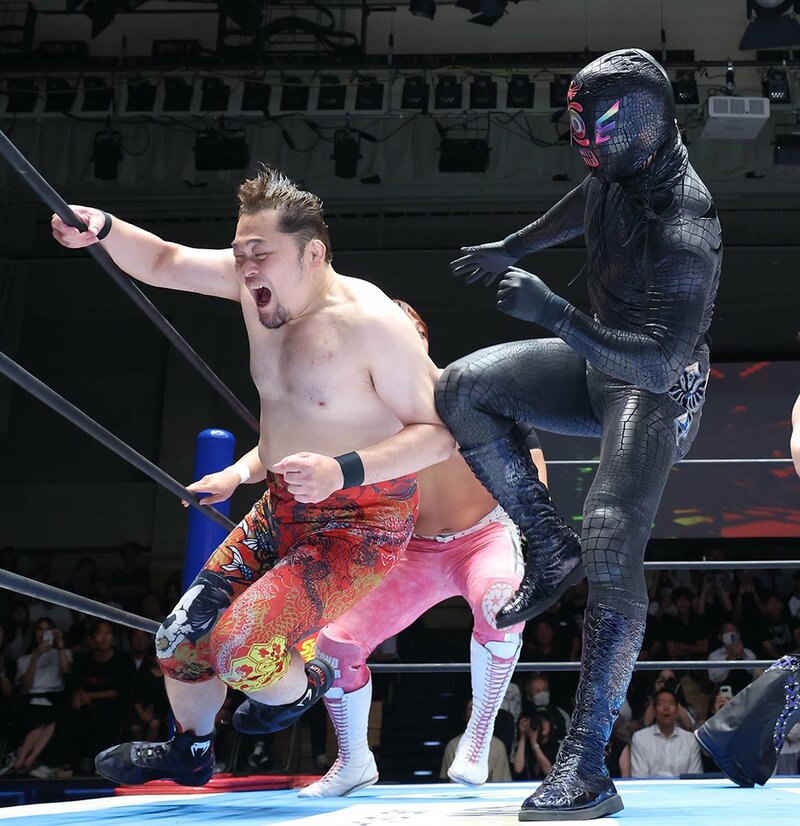 矢野通(左)に悪の限りを尽くすシュン・スカイウォーカー