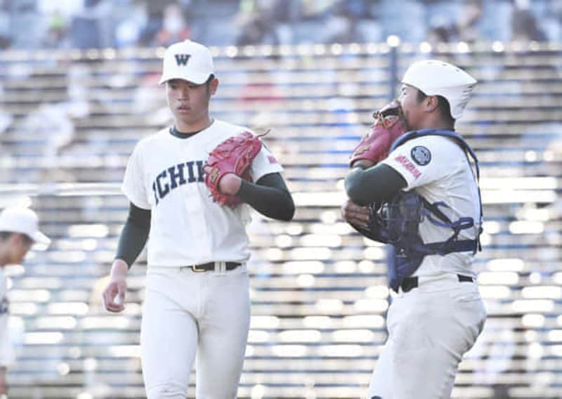  松川（右）と話す小園。あっけなく春は終わった…