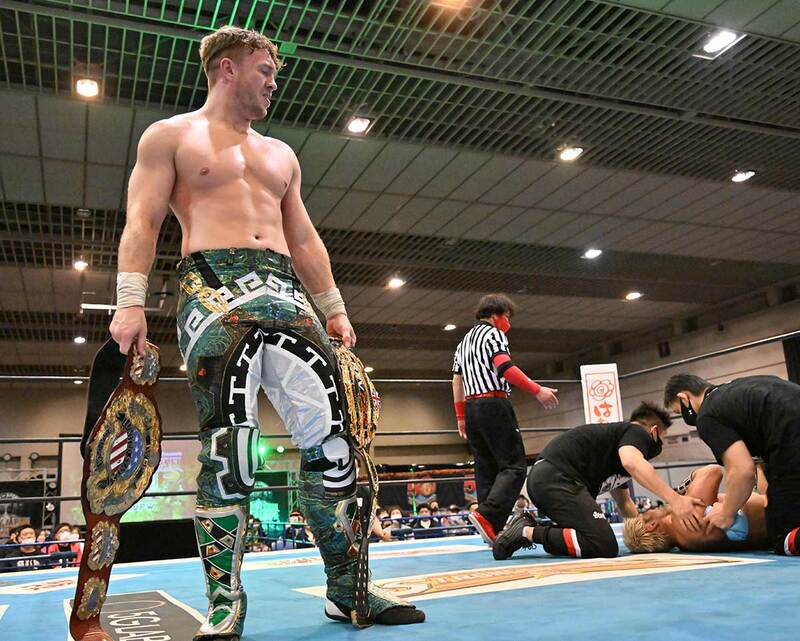  前年度覇者オスプレイ（手前）はＵＳ王者ＳＡＮＡＤＡを完全ＫＯ