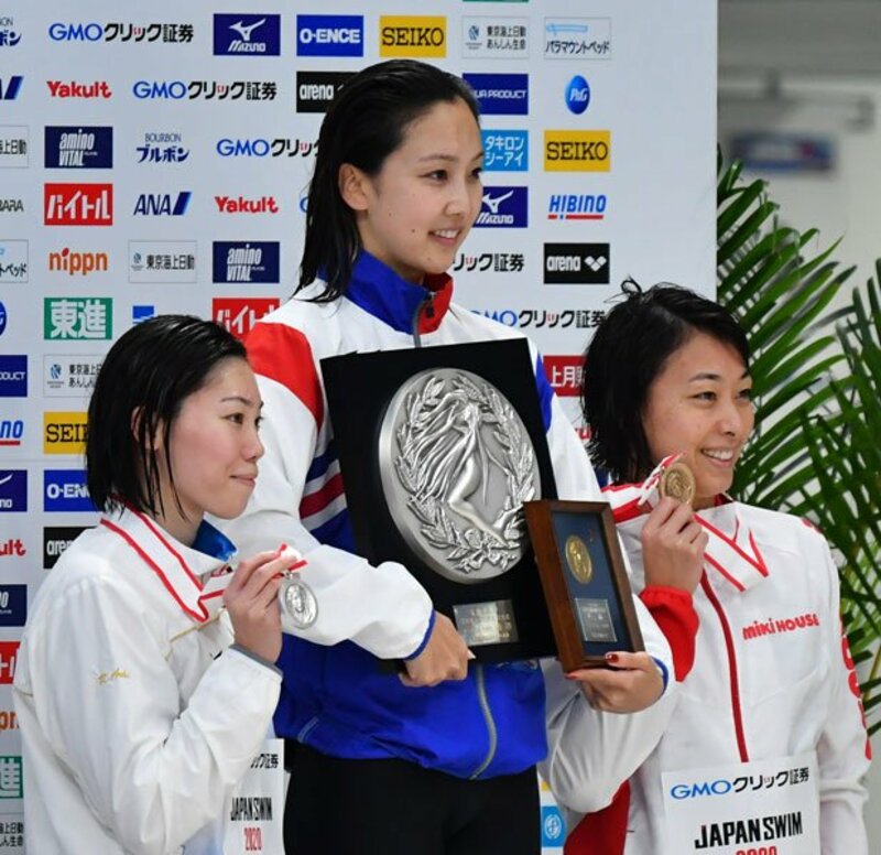  １位の渡部(中)、２位の青木(左)、３位の鈴木