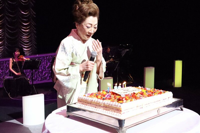 バースデーケーキをプレゼントされた大月みやこ