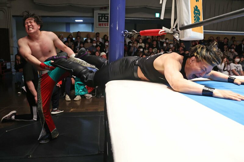 SHO（右）を攻めるワト