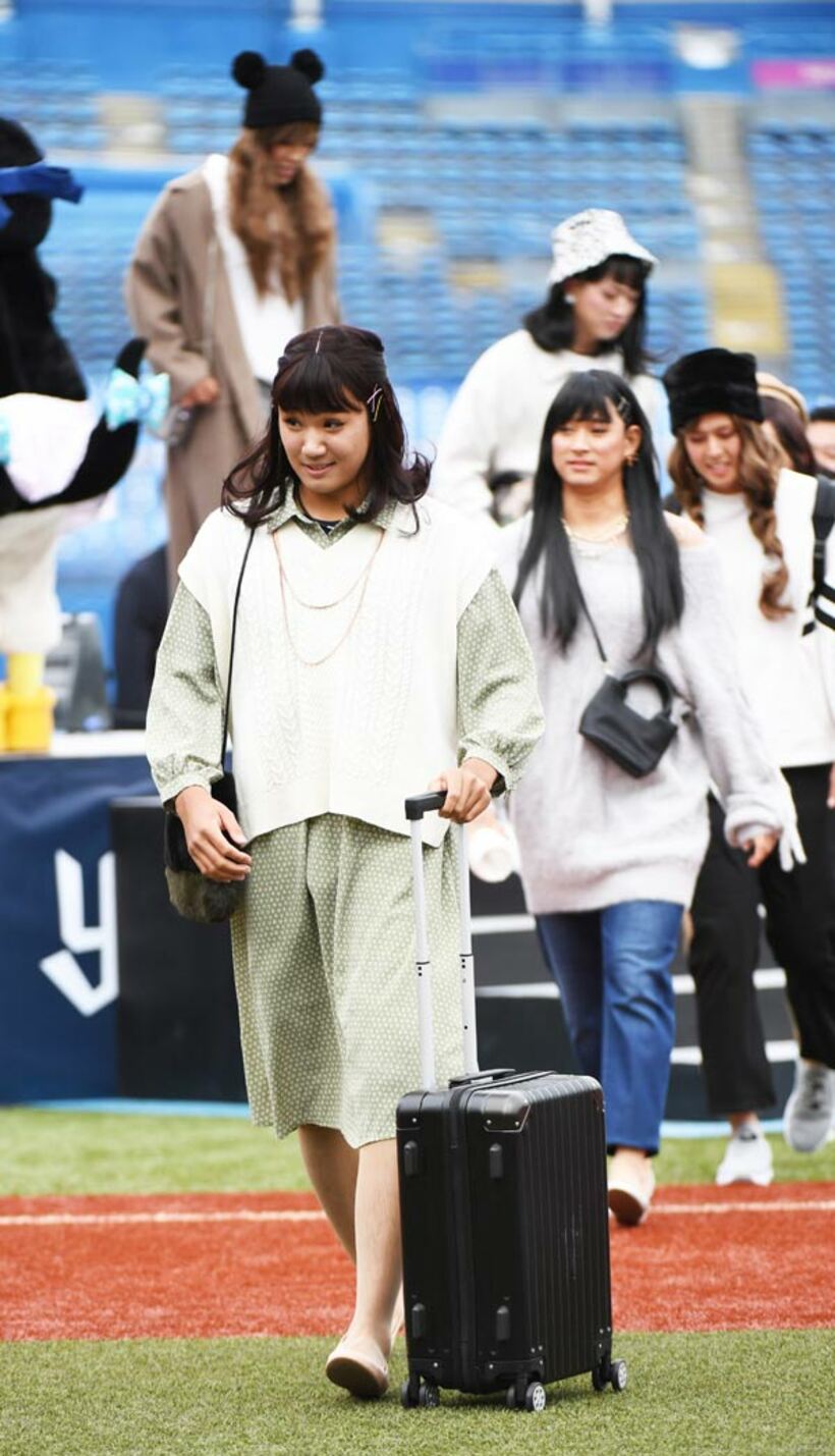  ファン感謝デーで女装に挑戦した奥川