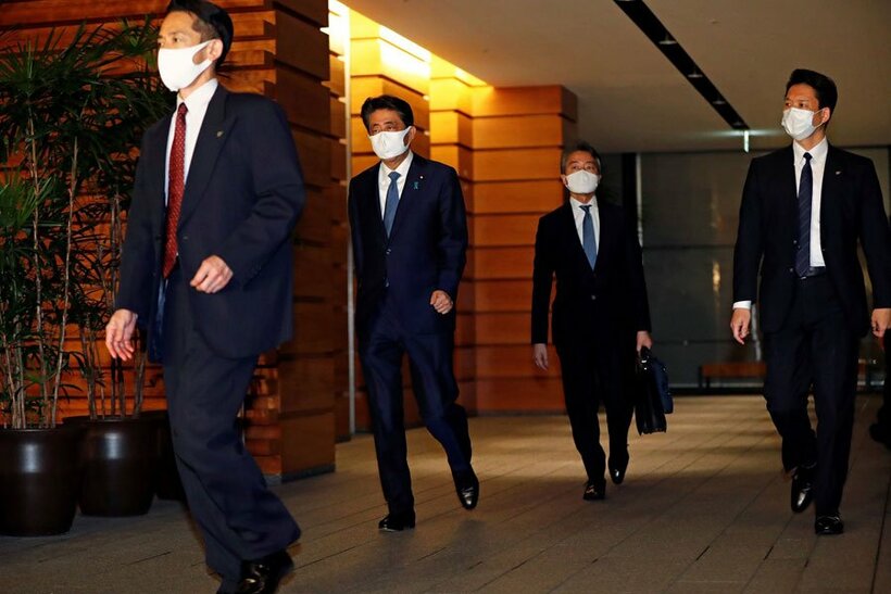  ＳＰを引き連れて歩く安倍首相（ロイター）