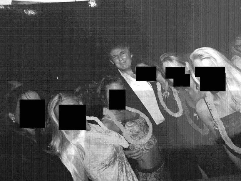 トランプ大統領が６人の女性に囲まれた写真（X@OversightDemsから）
